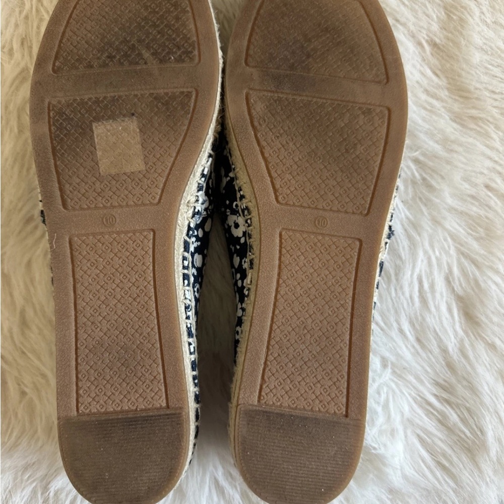 Tory Burch Canvas Navy with white Floral print back logo Espadrilles size 10 - Picture 6 of 15